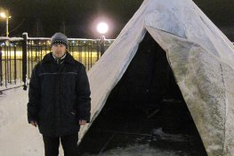 Сотрудник Белит КПД у эскимосского чума Image